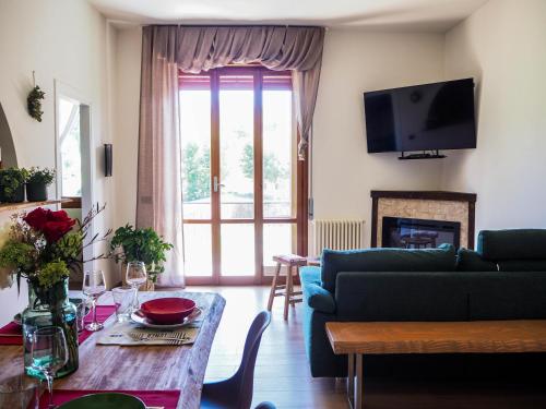 uma sala de estar com um sofá e uma mesa em Appartamento nel cuore dell'Appennino Tosco-Emiliano em San Benedetto Val di Sambro