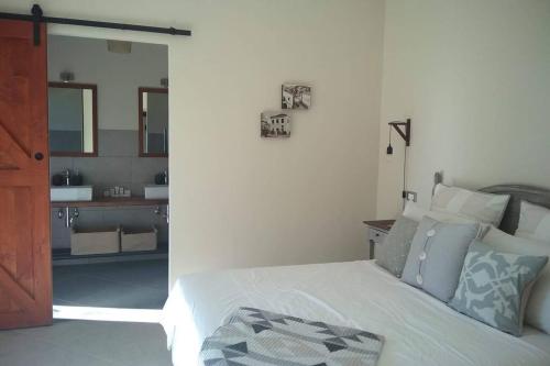 sypialnia z dużym łóżkiem i łazienką w obiekcie Rome Retreat w mieście Morlupo