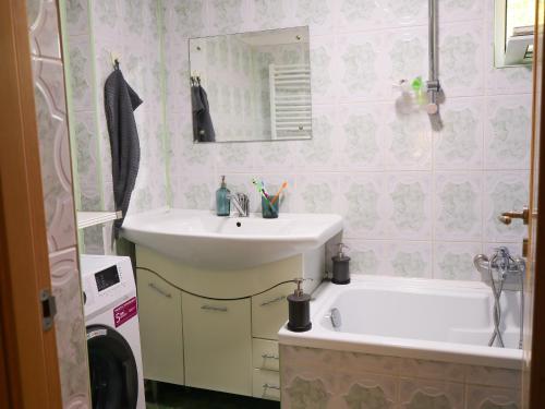 une salle de bain avec un lavabo et une baignoire dans l'établissement Casa Ili, à Breaza