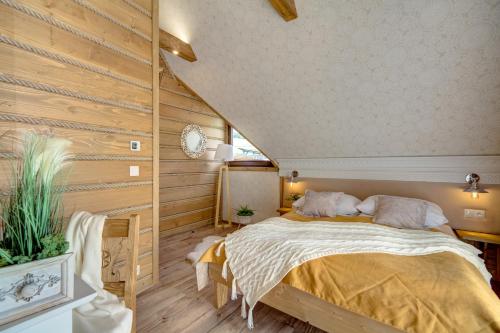 Giường trong phòng chung tại Domki Małe Ciche