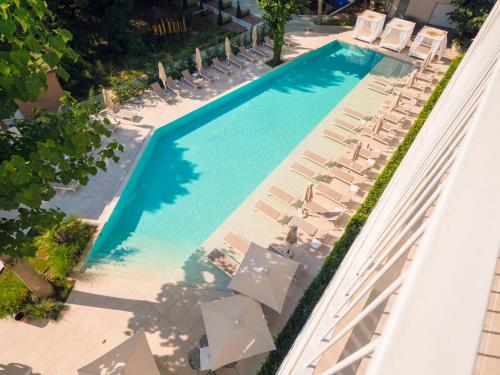 ibis Styles Golden Sands Roomer Hotel — Pool view