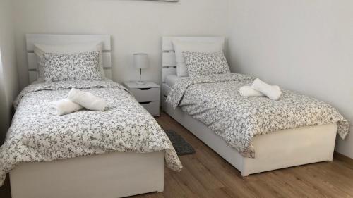 um quarto com duas camas com almofadas em Apartman Katarina em Vinkovci