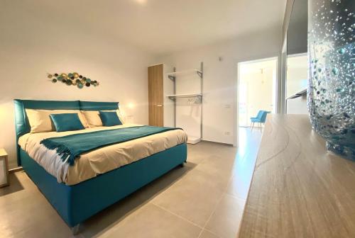 una camera con letto blu di Civico 27 a Partanna