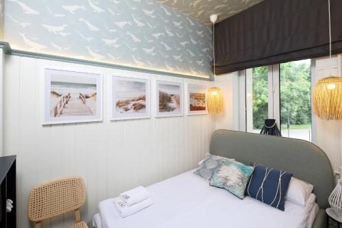 Uma cama ou camas num quarto em Red & Blue by OneApartments