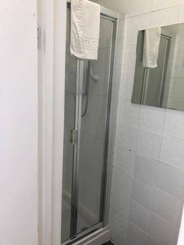 A bathroom at Nook and Harbour Holiday Apartments & rooms 