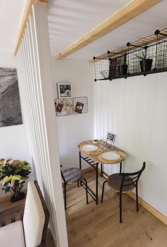 a small dining room with a table and chairs at Zona Apartments 2 in Zrenjanin