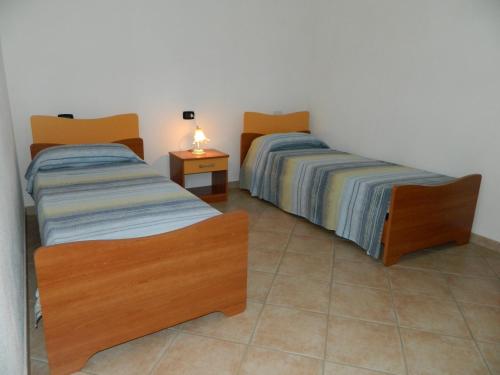 ヴィッラプッツにあるLe Residenze di Porto Coralloのベッド2台が隣同士に設置された部屋です。