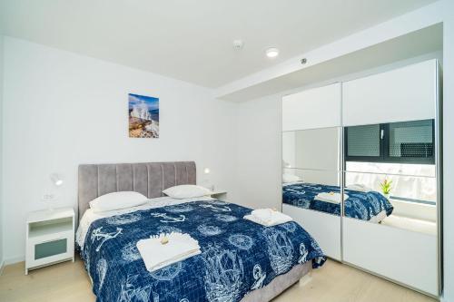 una camera con letto e parete in vetro di Apartment Ostrea a Dubrovnik