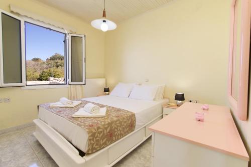 Ліжко або ліжка в номері The Sunset Villa Kefalonia