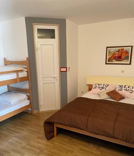Llit o llits en una habitació de Apartments Bora