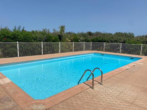 The swimming pool at or close to Front de mer 4P Marina Piscine Parking Commerces