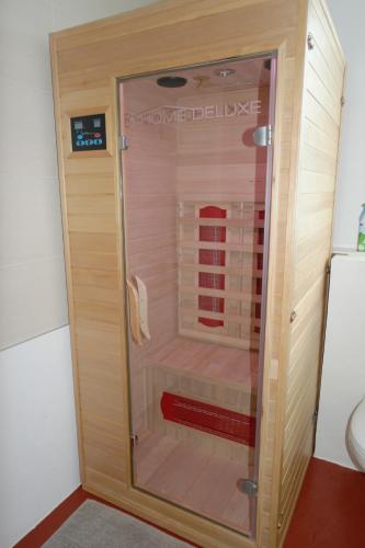 ニーデラウにあるAppartement Gwiggnerのバスルーム(ガラスドア付きのシャワー付)