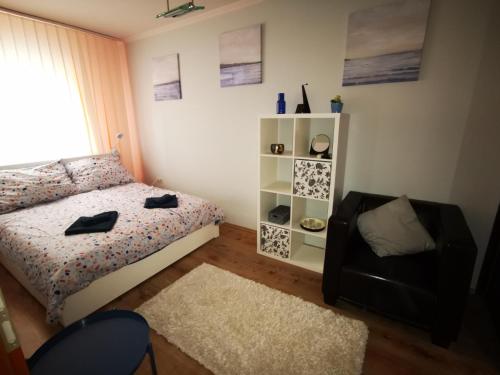 Sunshine Apartmanok Szeged tesisinde bir odada yatak veya yataklar
