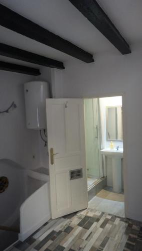 Łazienka z białymi drzwiami i umywalką w obiekcie CASA RURaL BENIDORM FINESTRAT EL CAPRICHO w mieście Finestrat