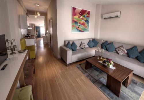 - un salon avec un canapé et une table dans l'établissement Mezzo Hotel, à Istanbul
