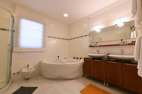 Phòng tắm tại Großes Reihenhaus mit viel Grün und Meerblick