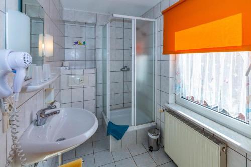 Bathroom sa Hotel Spitzenhoernbucht