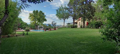 un patio con parque infantil y piscina en Villa Bagnole B&B - Holiday Apartments, en Lonato