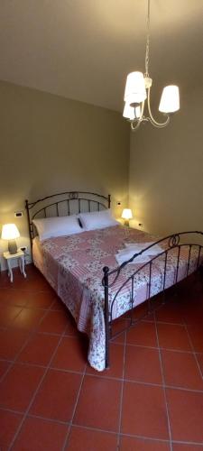 1 dormitorio con 1 cama grande en una habitación en Villa Bagnole B&B - Holiday Apartments, en Lonato