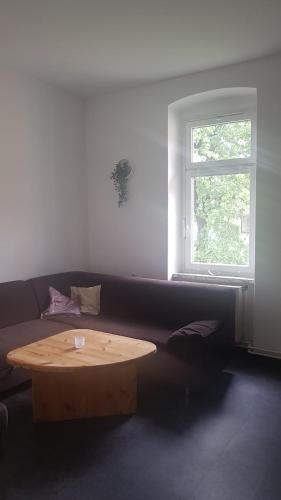 a living room with a coffee table and a window at Ferienwohnung Gmünd in Gmünd