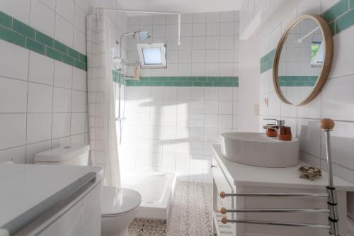 une salle de bain blanche avec un lavabo et un miroir dans l'établissement Appartement in OLIVE GROOVE HOUSE PELOPONNESOS WESTERN MANI, à Kalianaíika