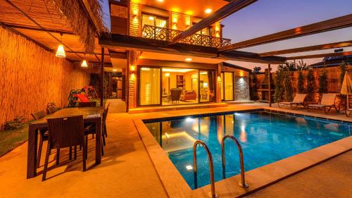 フェティエにあるSöğüt 4 - 4 Bedroom with jacuzzi in Fethiyeのギャラリーの写真