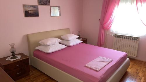 Ліжко або ліжка в номері Apartmani Nada Borik Zadar