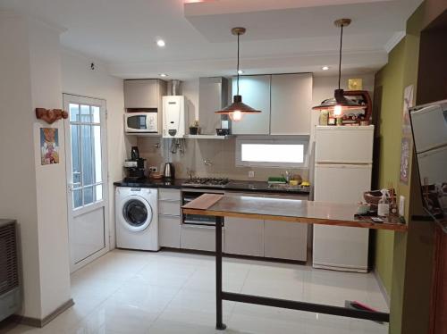 a kitchen with a counter and a washer and dryer at Buona Notte! in Bahía Blanca
