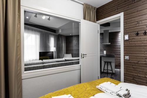 um quarto com uma cama e uma grande janela em RukaValley Unique51 em Ruka