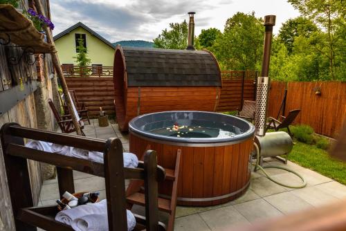 a hot tub in the backyard of a yard at Skrawek Nieba in Ropa