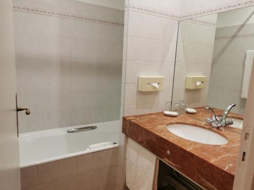 Salle de bains dans l'établissement Best Western L'Orangerie