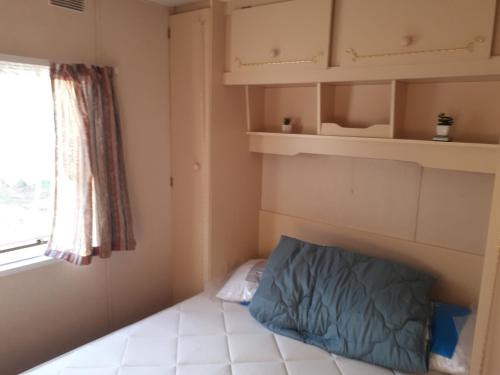 a small room with a bed and a window at LAWENDOVO in Nowinka