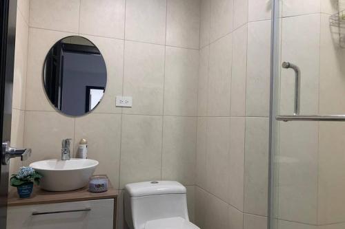 a bathroom with a sink and a toilet and a mirror at Suite de lujo Punta Centinela in La Libertad