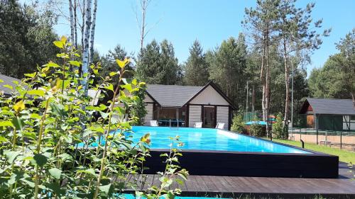 Bazén v ubytování Ośrodek Wypoczynkowy Łubu Dubu nebo v jeho okolí