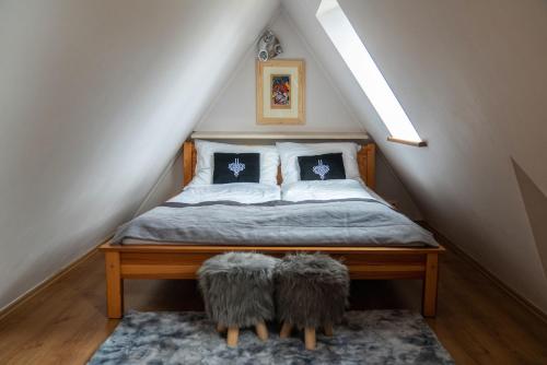 um quarto com uma cama com dois cães sentados nela em Apartament Chateau Karpielówka Kościelisko em Kościelisko