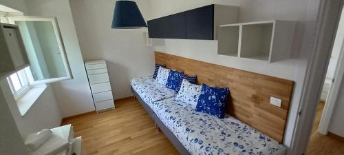 洛科羅通的住宿－Central Apartment con tre camere da letto，客房设有带蓝白色枕头的沙发。