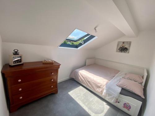 リュグランにあるBORD DE LAC,2 chambres SUPERBE VUE LAC 5mn Evianの小さなベッドルーム(ベッド1台、ドレッサー付)