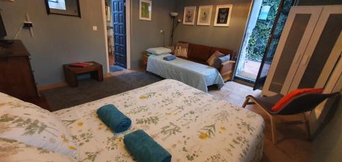 a bedroom with two beds and a living room at Casa Valle de Palmeras in Haría