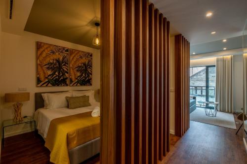 een slaapkamer met een bed met een gele deken bij SOCIAL LODGE - Centro do Funchal in Funchal
