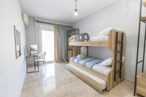 sypialnia z 2 łóżkami piętrowymi w pokoju w obiekcie Varkiza Blue w mieście Vari