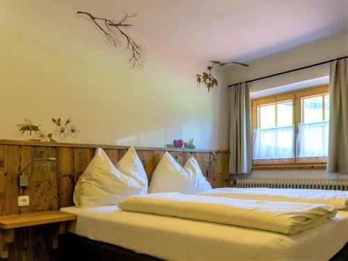 Tempat tidur dalam kamar di Alpengasthof Hochsöll