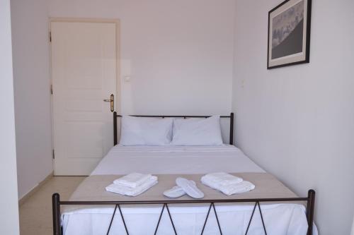 een slaapkamer met een bed met twee slippers erop bij tripoli center apartment in Tripolis