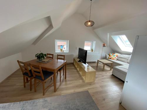 ein Wohnzimmer mit einem Tisch und einem Sofa in der Unterkunft Helle 2 Zi. Wohnung nähe Flughafen München in Haimhausen