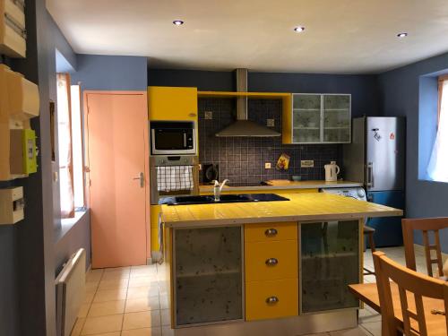 une cuisine avec des armoires jaunes et un comptoir jaune dans l'établissement Romantic house - entrance to the medieval castle, à Carcassonne