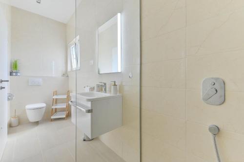 Koupelna v ubytování Luxury Villa Rita Regina with heated pool near the sea- by TA Leut Agency