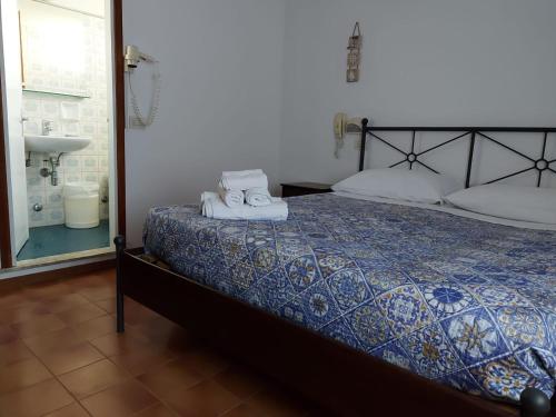 Ένα ή περισσότερα κρεβάτια σε δωμάτιο στο Hotel Brezza