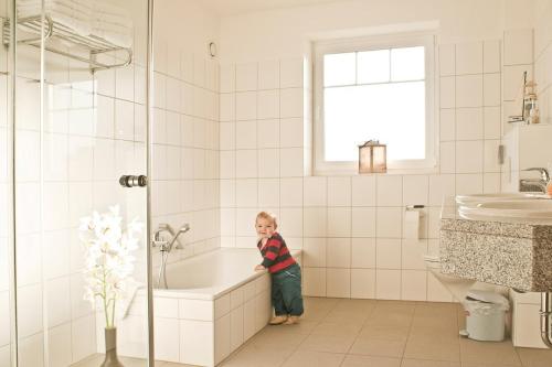 A bathroom at Ostsee Ferienhäuser