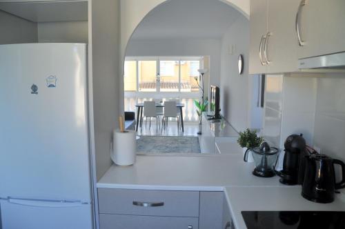 Kuchyňa alebo kuchynka v ubytovaní Apartamento con piscina y parking
