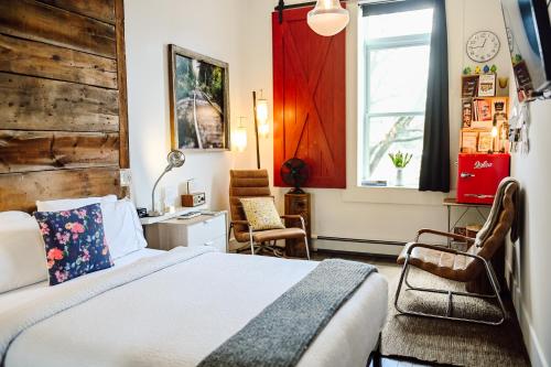 Postel nebo postele na pokoji v ubytování Edison's Inn