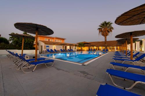Bazén v ubytování Corfu SunGate Hotel nebo v jeho okolí
